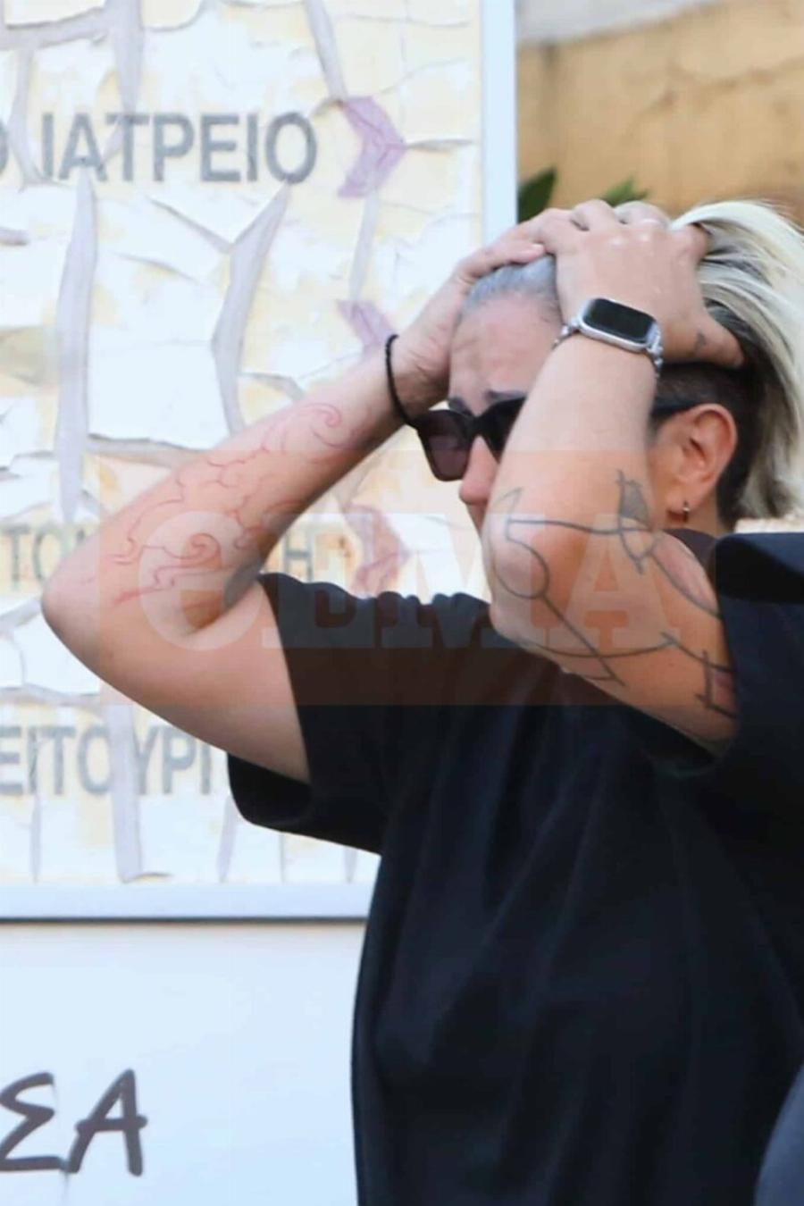Σπαράζει η Μαρία Μαζωνάκη: Τα ουρλιαχτά της αδερφής του Γιώργου έξω από το «ΕΛΠΙΣ», λίγο μετά την ανακοίνωση του θανάτου