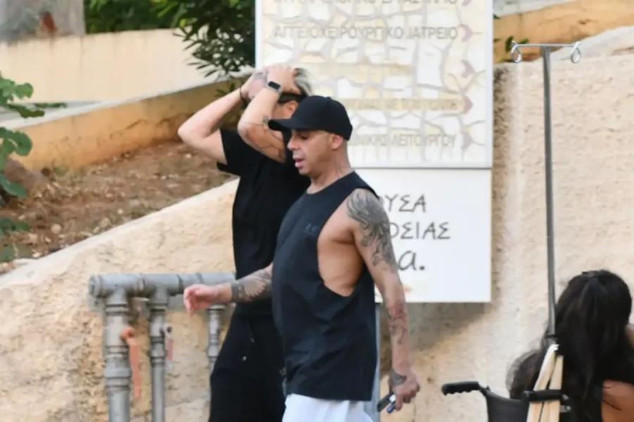 Σπαράζει η Μαρία Μαζωνάκη: Τα ουρλιαχτά της αδερφής του Γιώργου έξω από το «ΕΛΠΙΣ», λίγο μετά την ανακοίνωση του θανάτου
