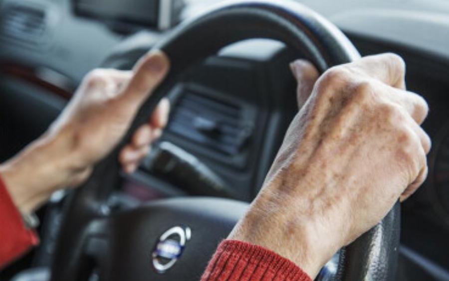Τους «παίρνουν» το τιμόνι: Οδήγηση τέλος για τους 70άρηδες – Τι αλλάζει