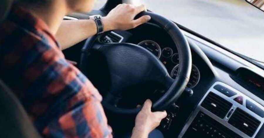 Άγνωστοι αφήνουν 50 στο παρμπρίζ του αυτοκινήτου – Γιατί δεν πρέπει να τα αγγiξεις