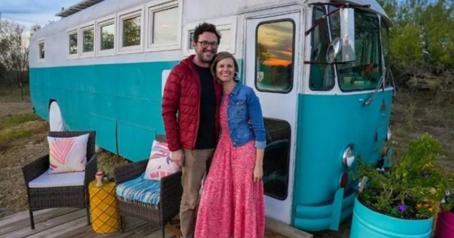 “Ἐντυπωσιακὴ Μεταμόρφωση”: Τὸ ζεῦγος μετέτρεψε ἕνα παλιὸ λεωφορεῖο σὲ ἕνα ἄνετο σπίτι ἐπὶ τροχῶν!