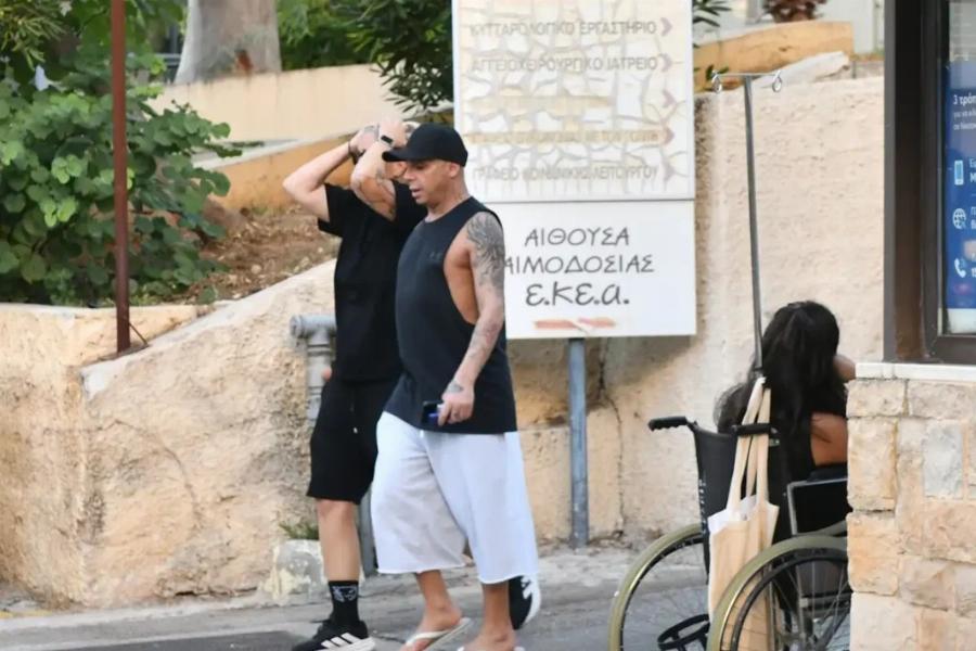 Σπαράζει η Μαρία Μαζωνάκη: Τα ουρλιαχτά της αδερφής του Γιώργου έξω από το «ΕΛΠΙΣ», λίγο μετά την ανακοίνωση του θανάτου