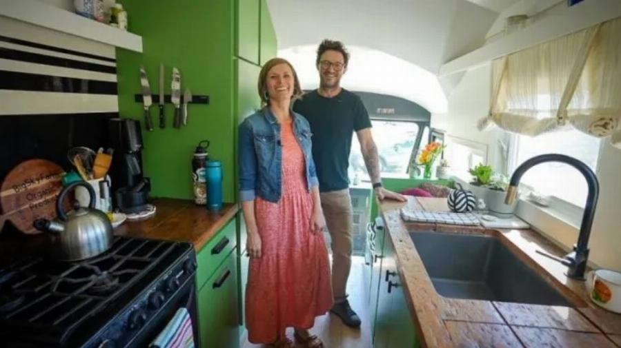 “Ἐντυπωσιακὴ Μεταμόρφωση”: Τὸ ζεῦγος μετέτρεψε ἕνα παλιὸ λεωφορεῖο σὲ ἕνα ἄνετο σπίτι ἐπὶ τροχῶν!