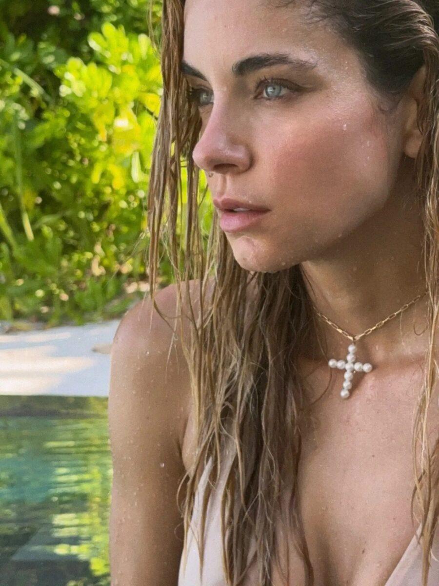 Από τις ομορφότερες Ελληνίδες: Ποζάρει με αποκαλυπτικό μαγιό στην πισίνα και εντυπωσιάζει με τις αναλογίες της