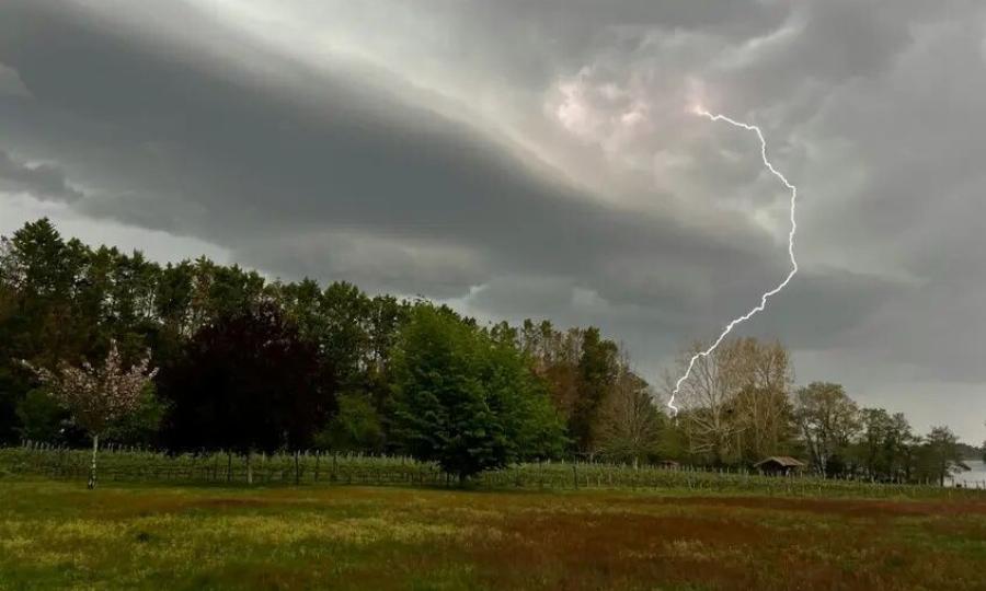 ΕΚΤΑΚΤΟ ΤΩΡΑ: Έπεσε κεραυνός – 13 τραυματίες, μια γυναίκα σε κρίσιμη κατάσταση