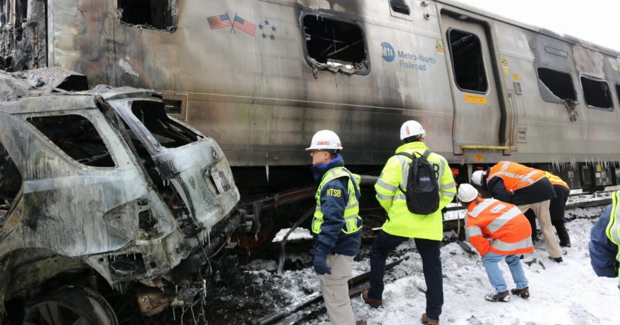 Σoκ στις Ράγες: Τρένο συγκρούστηκε με Φορτηγό – Τρoμακτικό βίντεο από τη Φριχτή Σύγκρουση