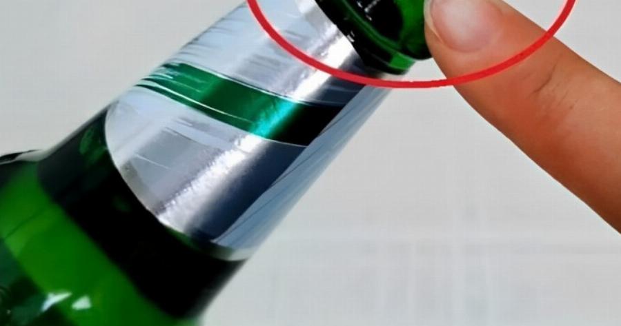 Το καπάκι του μπουκαλιού έχει μια μικρή, ευδιάκριτη κουκκίδα, πιέστε εκεί για λίγα δευτερόλεπτα και θα πεταχτεί