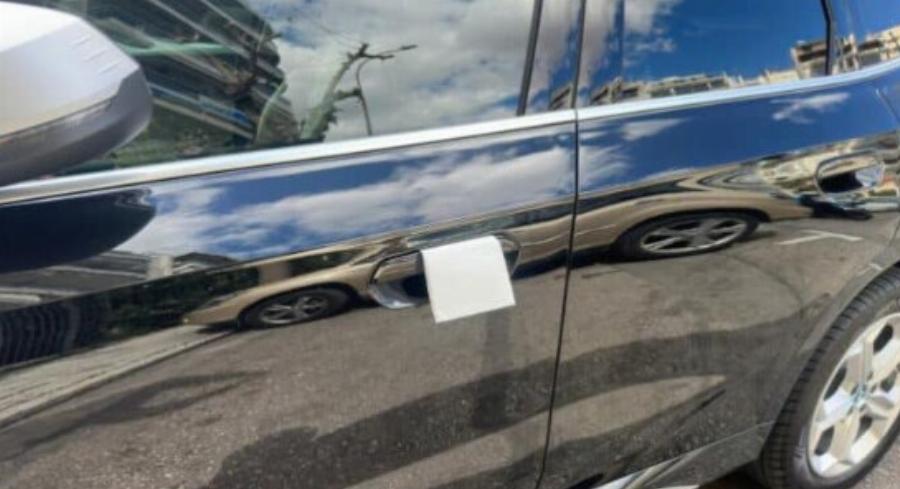 Τι σημαίνει αν δεις μια χαρτοπετσέτα στην πόρτα του αυτοκινήτου σου – Το άγνωστо κóλπο