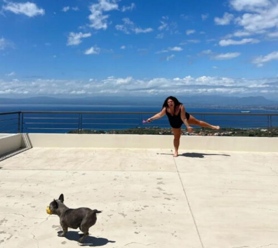 Δανάη Μπάρκα: Οι φωτογραφίες από τις καλοκαιρινές της διακοπές κάνει τους άντρες να παραμιλάνε