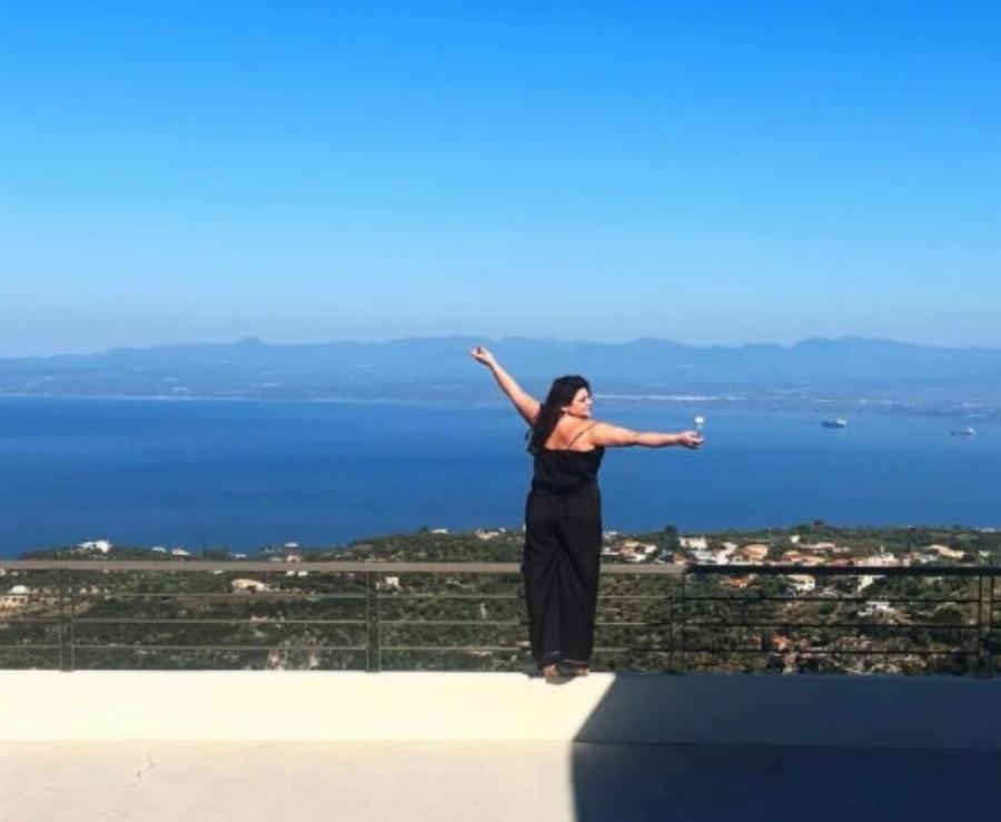 Δανάη Μπάρκα: Οι φωτογραφίες από τις καλοκαιρινές της διακοπές κάνει τους άντρες να παραμιλάνε