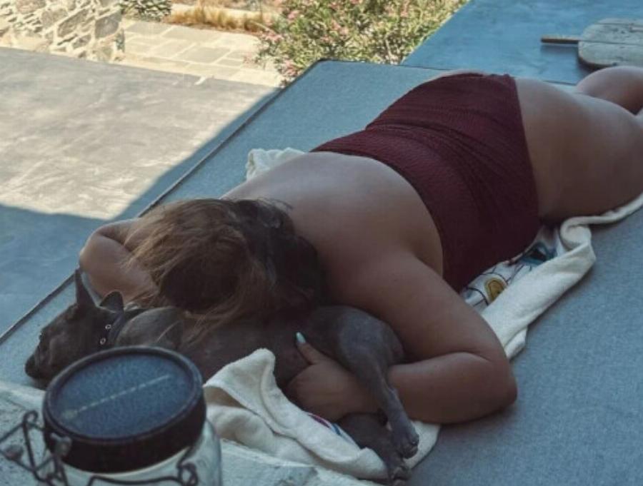 Δανάη Μπάρκα: Οι φωτογραφίες από τις καλοκαιρινές της διακοπές κάνει τους άντρες να παραμιλάνε