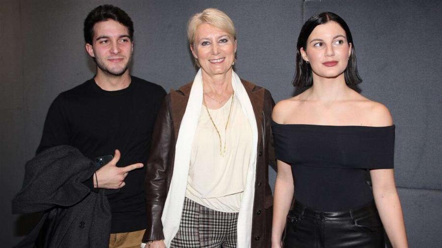 Κώστας Καραμανλής & Νατάσα Παζαΐτη: Στο θέατρο του Κολλεγίου Αθηνών για να δουν τα δίδυμα παιδιά τους