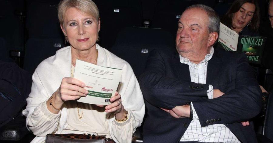 Κώστας Καραμανλής & Νατάσα Παζαΐτη: Στο θέατρο του Κολλεγίου Αθηνών για να δουν τα δίδυμα παιδιά τους