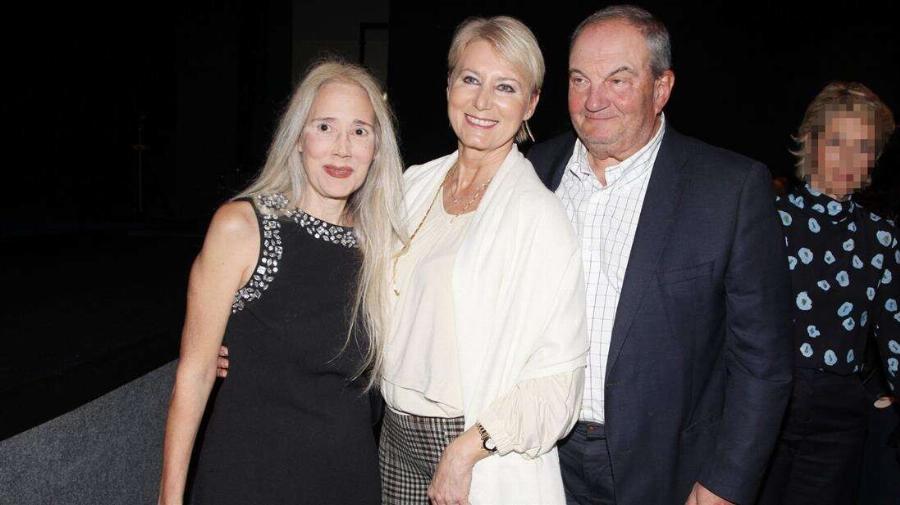 Κώστας Καραμανλής & Νατάσα Παζαΐτη: Στο θέατρο του Κολλεγίου Αθηνών για να δουν τα δίδυμα παιδιά τους