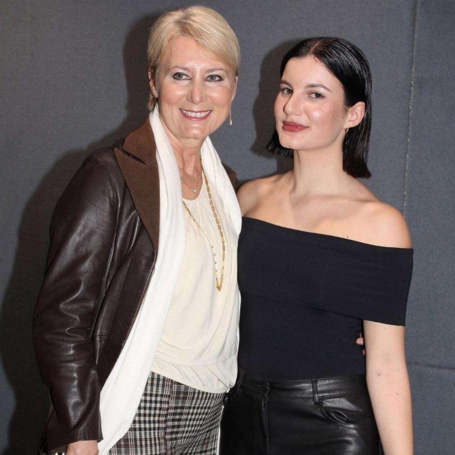 Κώστας Καραμανλής & Νατάσα Παζαΐτη: Στο θέατρο του Κολλεγίου Αθηνών για να δουν τα δίδυμα παιδιά τους