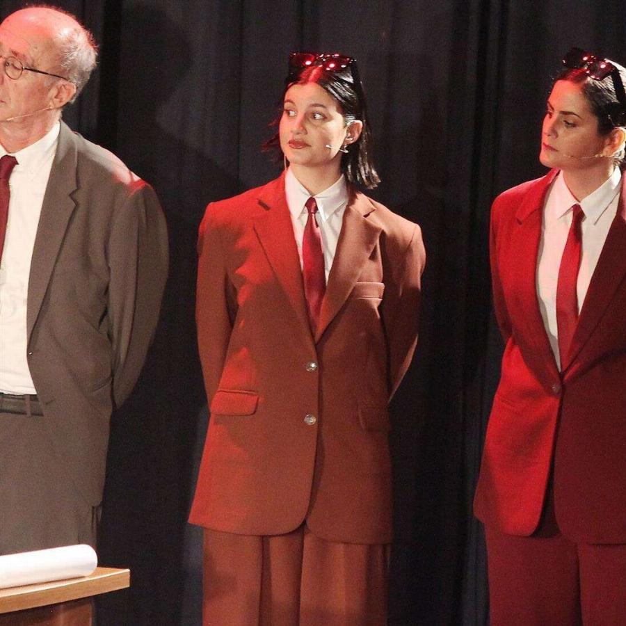 Κώστας Καραμανλής & Νατάσα Παζαΐτη: Στο θέατρο του Κολλεγίου Αθηνών για να δουν τα δίδυμα παιδιά τους