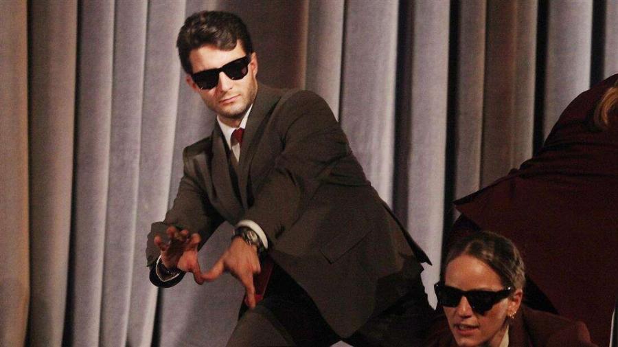 Κώστας Καραμανλής & Νατάσα Παζαΐτη: Στο θέατρο του Κολλεγίου Αθηνών για να δουν τα δίδυμα παιδιά τους