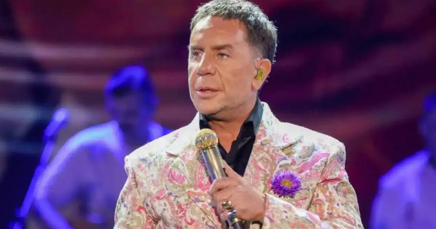 Γιώργος Μαζωνάκης: Όλη η showbiz στην κλινική των γιατρών του θανάτου – Αυτοί οι celebrities κάνουν τον σταυρό τους