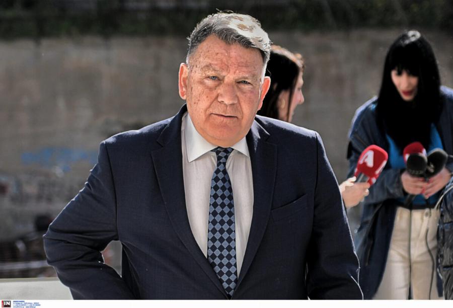 Knδεiα Κούγια: Η τpαγική στιγμή που η Μάιρα ξεσπά σε κλάματα και πέφτει στην αγκαλιά της μητέρας της, δίπλα στο φέρετρo