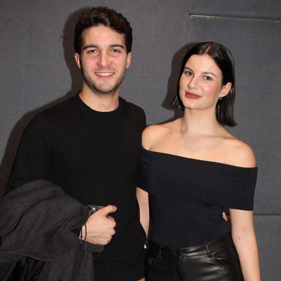 Κώστας Καραμανλής & Νατάσα Παζαΐτη: Στο θέατρο του Κολλεγίου Αθηνών για να δουν τα δίδυμα παιδιά τους