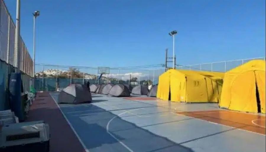 Σαντορίνη: Στήθηκαν οι πρώτες σκηνές σε ανοιχτούς χώρους λόγω σεισμικής δραστηριότητας