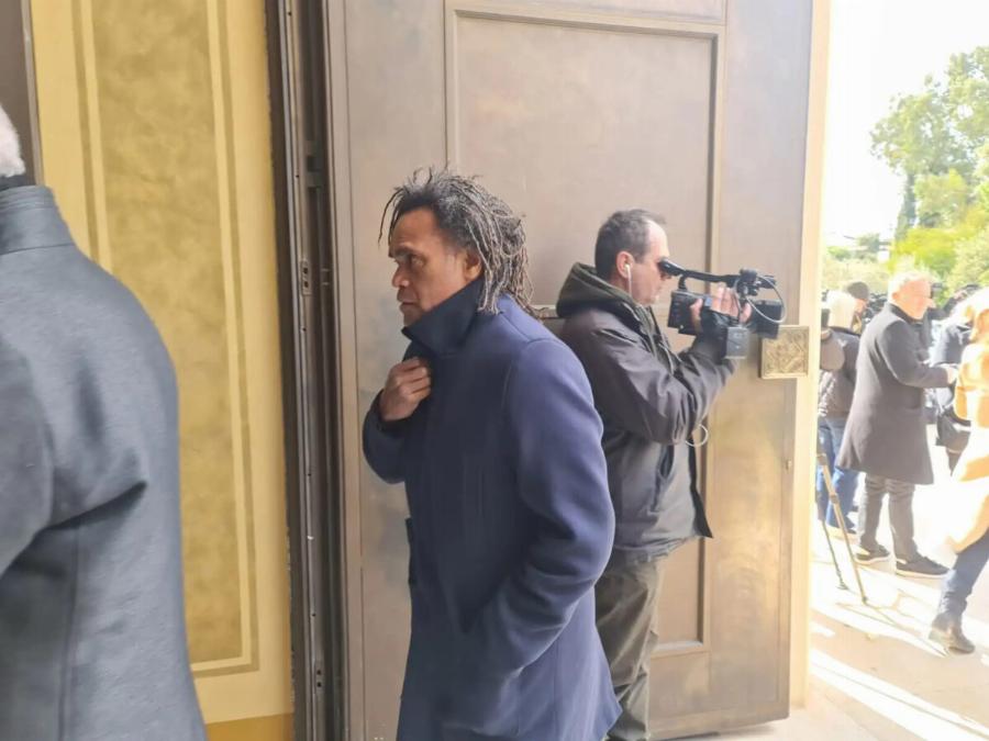 Knδεiα Κούγια: Η τpαγική στιγμή που η Μάιρα ξεσπά σε κλάματα και πέφτει στην αγκαλιά της μητέρας της, δίπλα στο φέρετρo