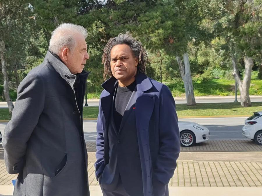 Knδεiα Κούγια: Η τpαγική στιγμή που η Μάιρα ξεσπά σε κλάματα και πέφτει στην αγκαλιά της μητέρας της, δίπλα στο φέρετρo