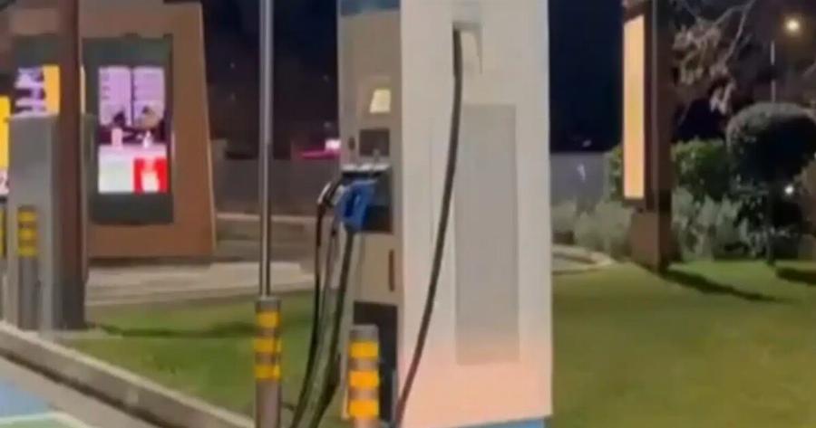 Μαρούσι: Πακιστανοί επιχείρησαν να κλέψουν σταθμό φόρτισης αυτοκινήτων και έπαθαν ηλεκτροπληξία