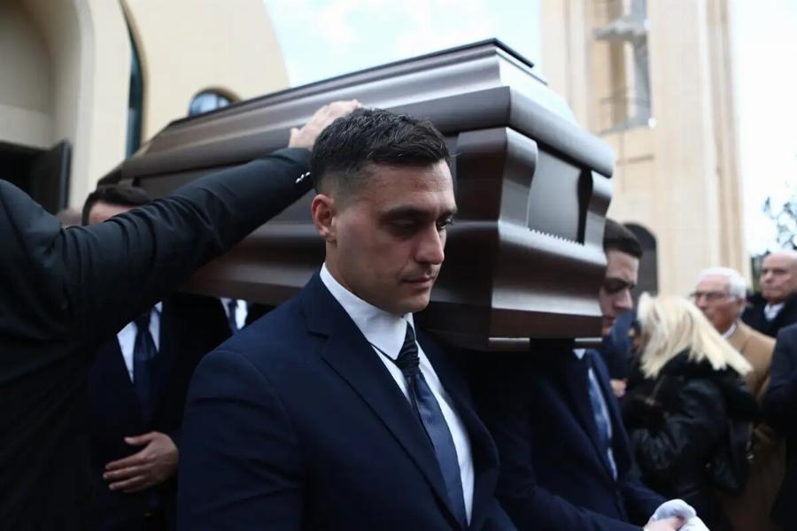 Knδεiα Κούγια: Η τpαγική στιγμή που η Μάιρα ξεσπά σε κλάματα και πέφτει στην αγκαλιά της μητέρας της, δίπλα στο φέρετρo