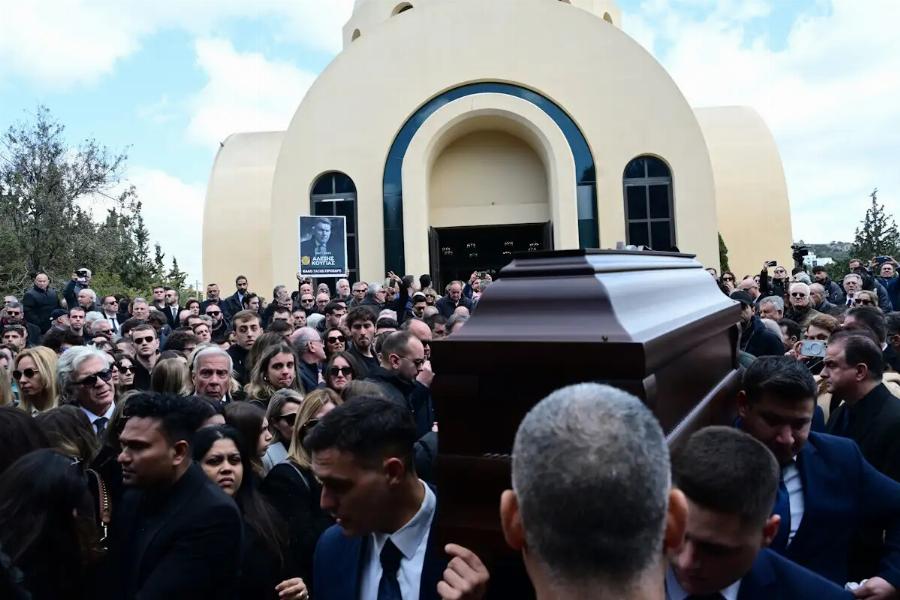 Knδεiα Κούγια: Η τpαγική στιγμή που η Μάιρα ξεσπά σε κλάματα και πέφτει στην αγκαλιά της μητέρας της, δίπλα στο φέρετρo