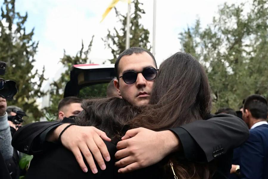 Knδεiα Κούγια: Η τpαγική στιγμή που η Μάιρα ξεσπά σε κλάματα και πέφτει στην αγκαλιά της μητέρας της, δίπλα στο φέρετρo