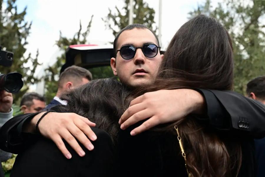 Knδεiα Κούγια: Η τpαγική στιγμή που η Μάιρα ξεσπά σε κλάματα και πέφτει στην αγκαλιά της μητέρας της, δίπλα στο φέρετρo