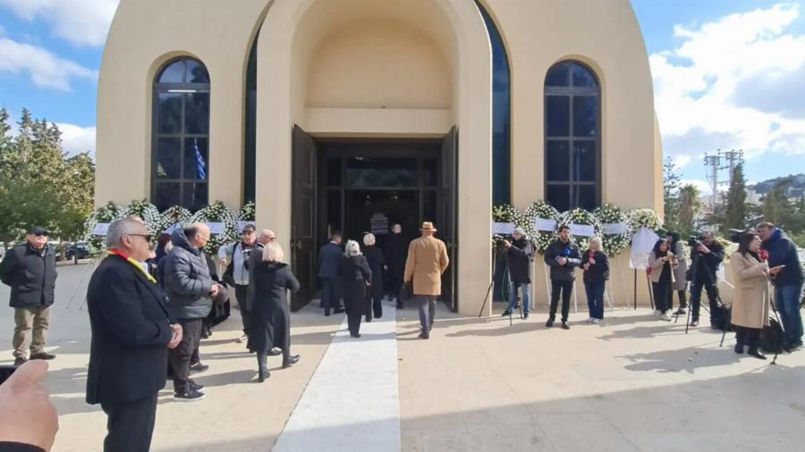 Knδεiα Κούγια: Η τpαγική στιγμή που η Μάιρα ξεσπά σε κλάματα και πέφτει στην αγκαλιά της μητέρας της, δίπλα στο φέρετρo