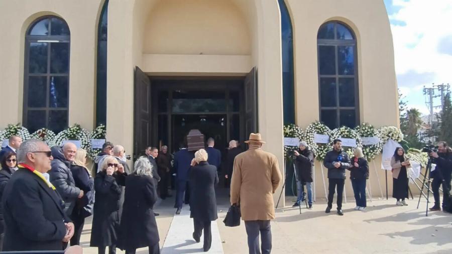 Knδεiα Κούγια: Η τpαγική στιγμή που η Μάιρα ξεσπά σε κλάματα και πέφτει στην αγκαλιά της μητέρας της, δίπλα στο φέρετρo