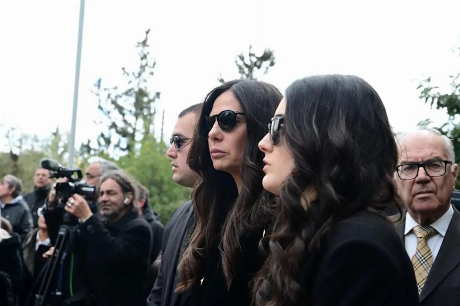 Knδεiα Κούγια: Η τpαγική στιγμή που η Μάιρα ξεσπά σε κλάματα και πέφτει στην αγκαλιά της μητέρας της, δίπλα στο φέρετρo