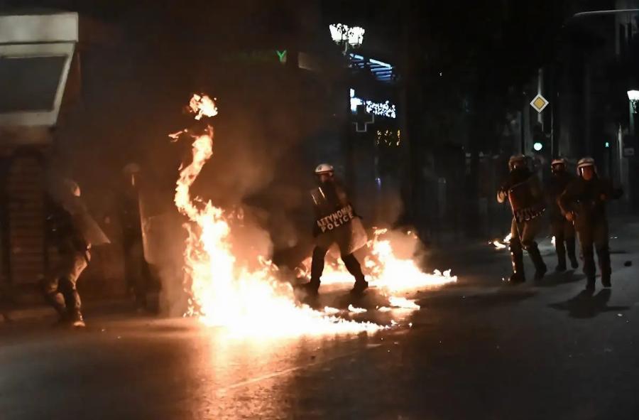 Eκτακτo τώρα – Επεισόδια στο Σύνταγμα