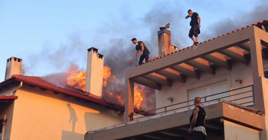 Φωτιά στην Δροσοπηγή Αττικής: Απόκοσμες εικόνες από σπίτια που τυλίχθηκαν στις φλόγες στο Κρυονέρι