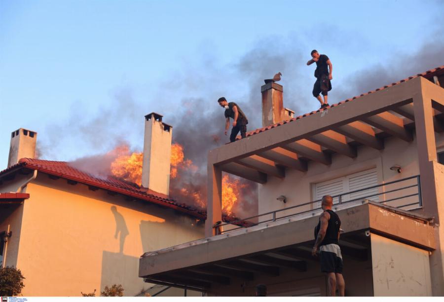 Φωτιά στην Δροσοπηγή Αττικής: Απόκοσμες εικόνες από σπίτια που τυλίχθηκαν στις φλόγες στο Κρυονέρι