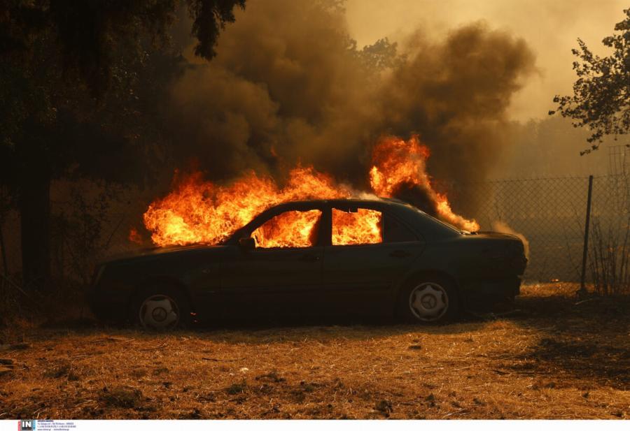 Φωτιά στην Δροσοπηγή Αττικής: Απόκοσμες εικόνες από σπίτια που τυλίχθηκαν στις φλόγες στο Κρυονέρι