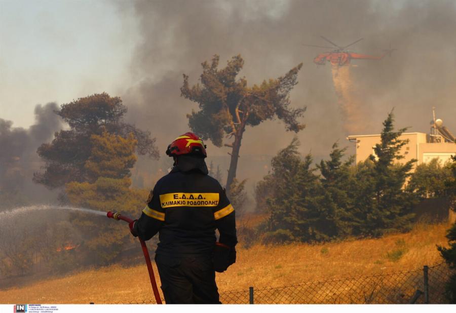 Φωτιά στην Δροσοπηγή Αττικής: Απόκοσμες εικόνες από σπίτια που τυλίχθηκαν στις φλόγες στο Κρυονέρι
