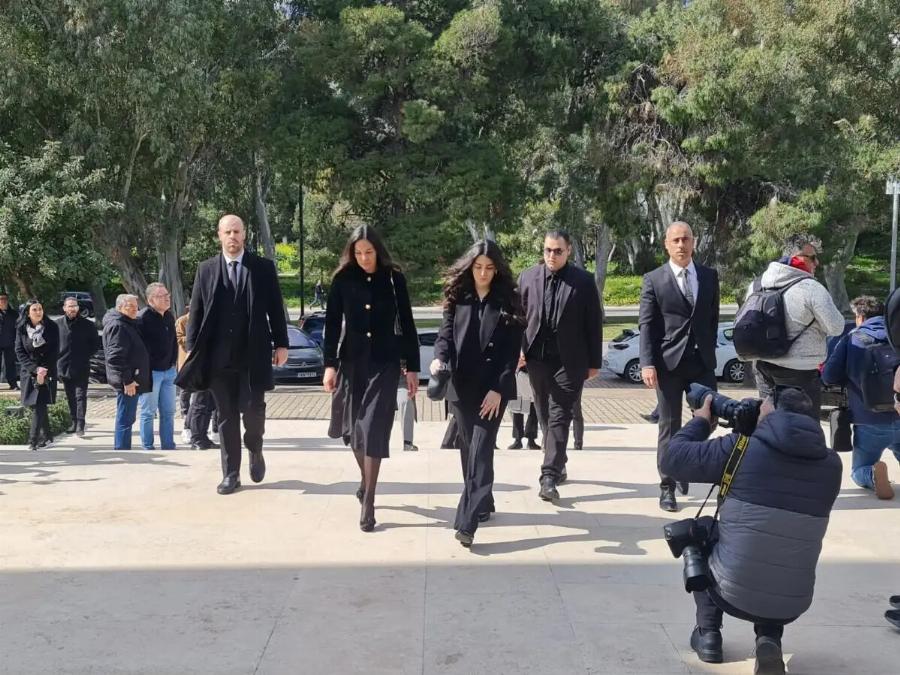 Knδεiα Κούγια: Η τpαγική στιγμή που η Μάιρα ξεσπά σε κλάματα και πέφτει στην αγκαλιά της μητέρας της, δίπλα στο φέρετρo