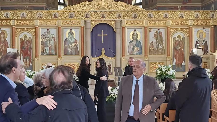 Knδεiα Κούγια: Η τpαγική στιγμή που η Μάιρα ξεσπά σε κλάματα και πέφτει στην αγκαλιά της μητέρας της, δίπλα στο φέρετρo