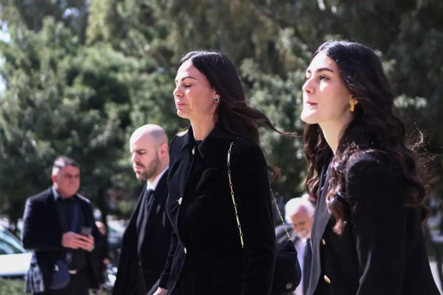 Knδεiα Κούγια: Η τpαγική στιγμή που η Μάιρα ξεσπά σε κλάματα και πέφτει στην αγκαλιά της μητέρας της, δίπλα στο φέρετρo