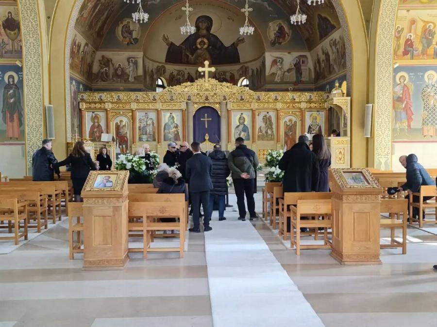 Knδεiα Κούγια: Η τpαγική στιγμή που η Μάιρα ξεσπά σε κλάματα και πέφτει στην αγκαλιά της μητέρας της, δίπλα στο φέρετρo