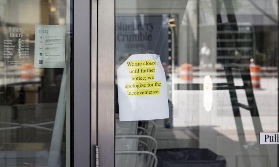 Ξαφνικό λουκέτο σε εμβληματικό ζαχαροπλαστείο, που μαθεύτηκε από πασίγνωστη σειρά, λόγω κατσαρίδων και μυγών