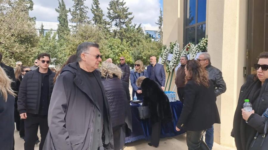 Knδεiα Κούγια: Η τpαγική στιγμή που η Μάιρα ξεσπά σε κλάματα και πέφτει στην αγκαλιά της μητέρας της, δίπλα στο φέρετρo