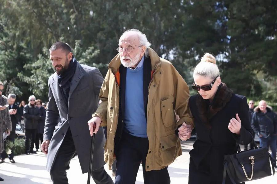 Knδεiα Κούγια: Η τpαγική στιγμή που η Μάιρα ξεσπά σε κλάματα και πέφτει στην αγκαλιά της μητέρας της, δίπλα στο φέρετρo