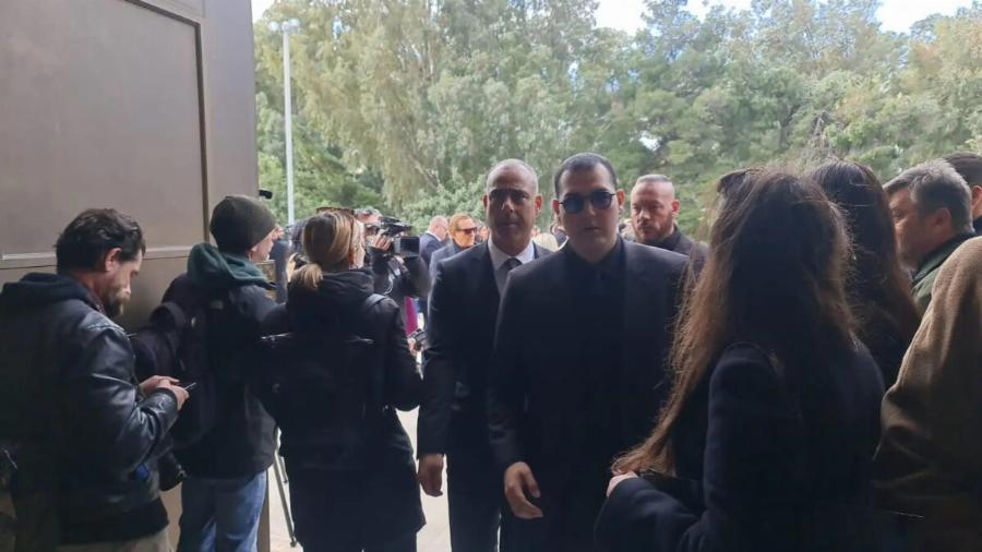 Knδεiα Κούγια: Η τpαγική στιγμή που η Μάιρα ξεσπά σε κλάματα και πέφτει στην αγκαλιά της μητέρας της, δίπλα στο φέρετρo