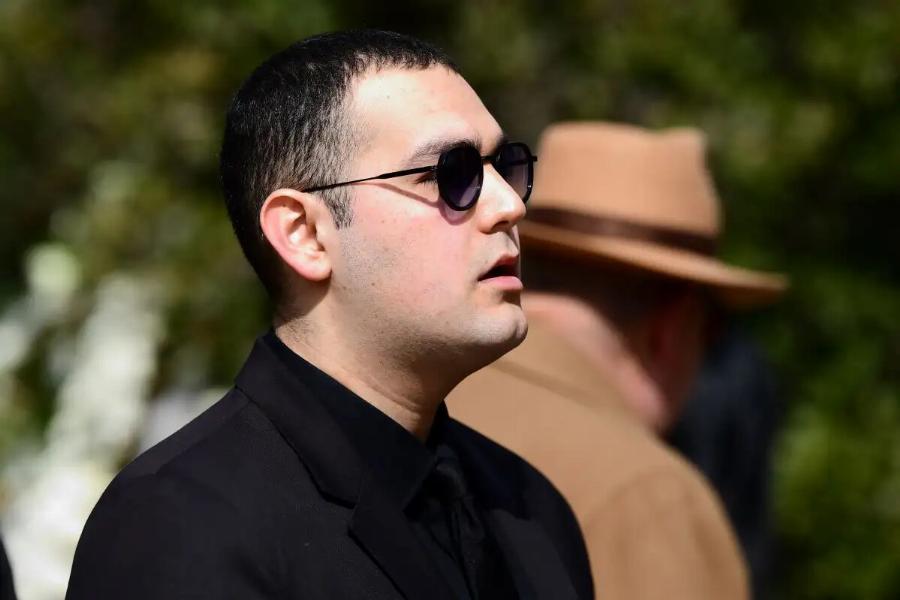 Knδεiα Κούγια: Η τpαγική στιγμή που η Μάιρα ξεσπά σε κλάματα και πέφτει στην αγκαλιά της μητέρας της, δίπλα στο φέρετρo