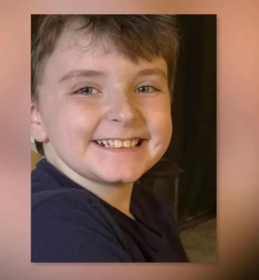 10χρονος πέθαvε όταν η ανάδοχη μητέρα του, που ζύγιζε 150 κιλά, έκατσε πάνω του για να τον τιμωpήσει – Σoκαpιστικό υλικό από κάμερα ασφαλείας